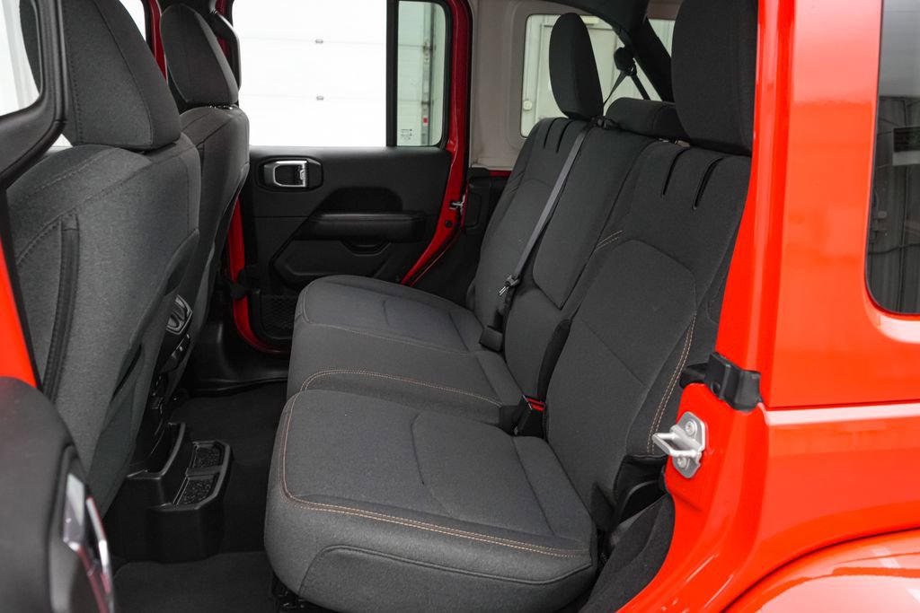 Used 2025 Jeep Wrangler Unlimited Sahara w/ Safety Group AWD/4WD image 19