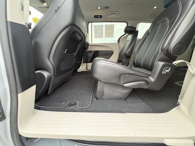 Used 2024 Chrysler Pacifica Touring-L image 27