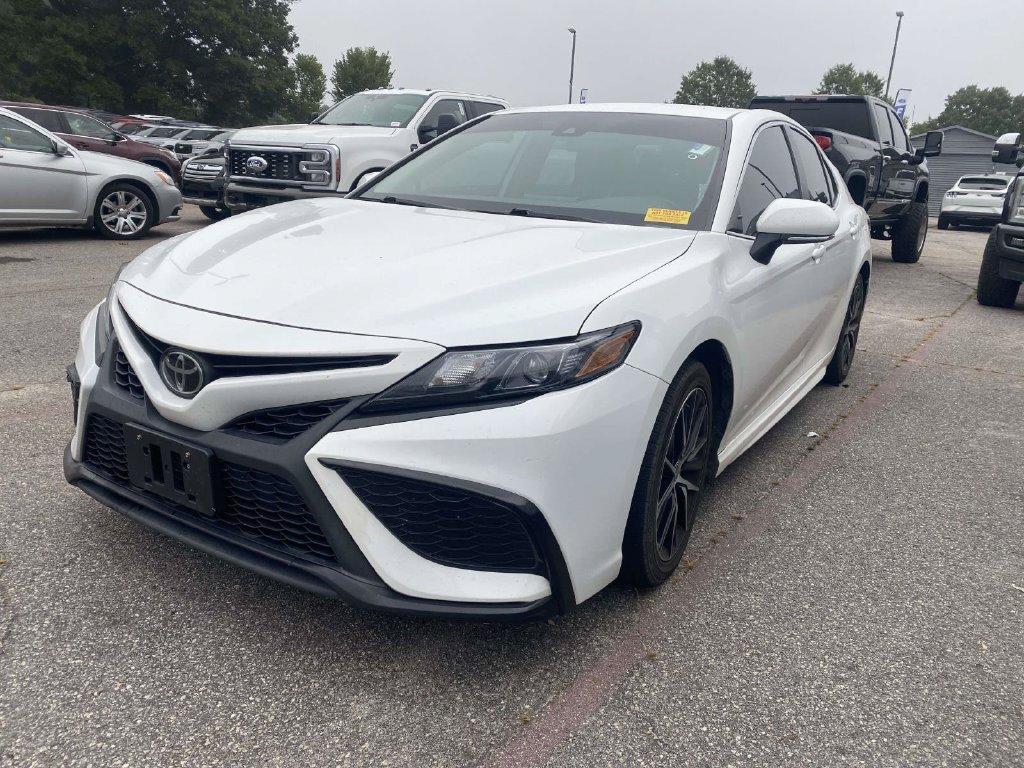Used 2023 Toyota Camry SE FWD image 3