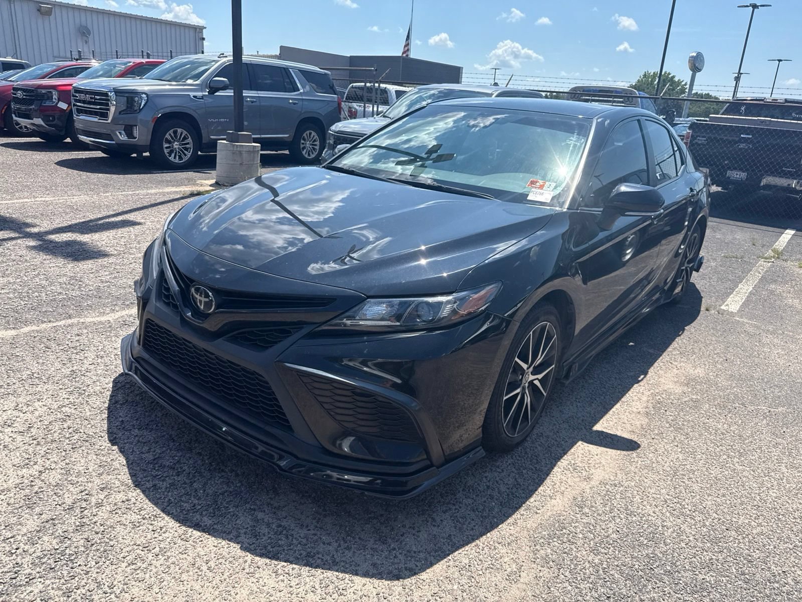 Used 2023 Toyota Camry SE FWD image 3