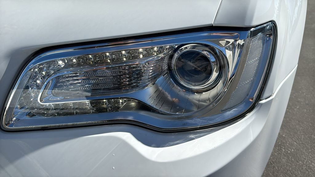 Used 2018 Chrysler 300 Touring L image 6