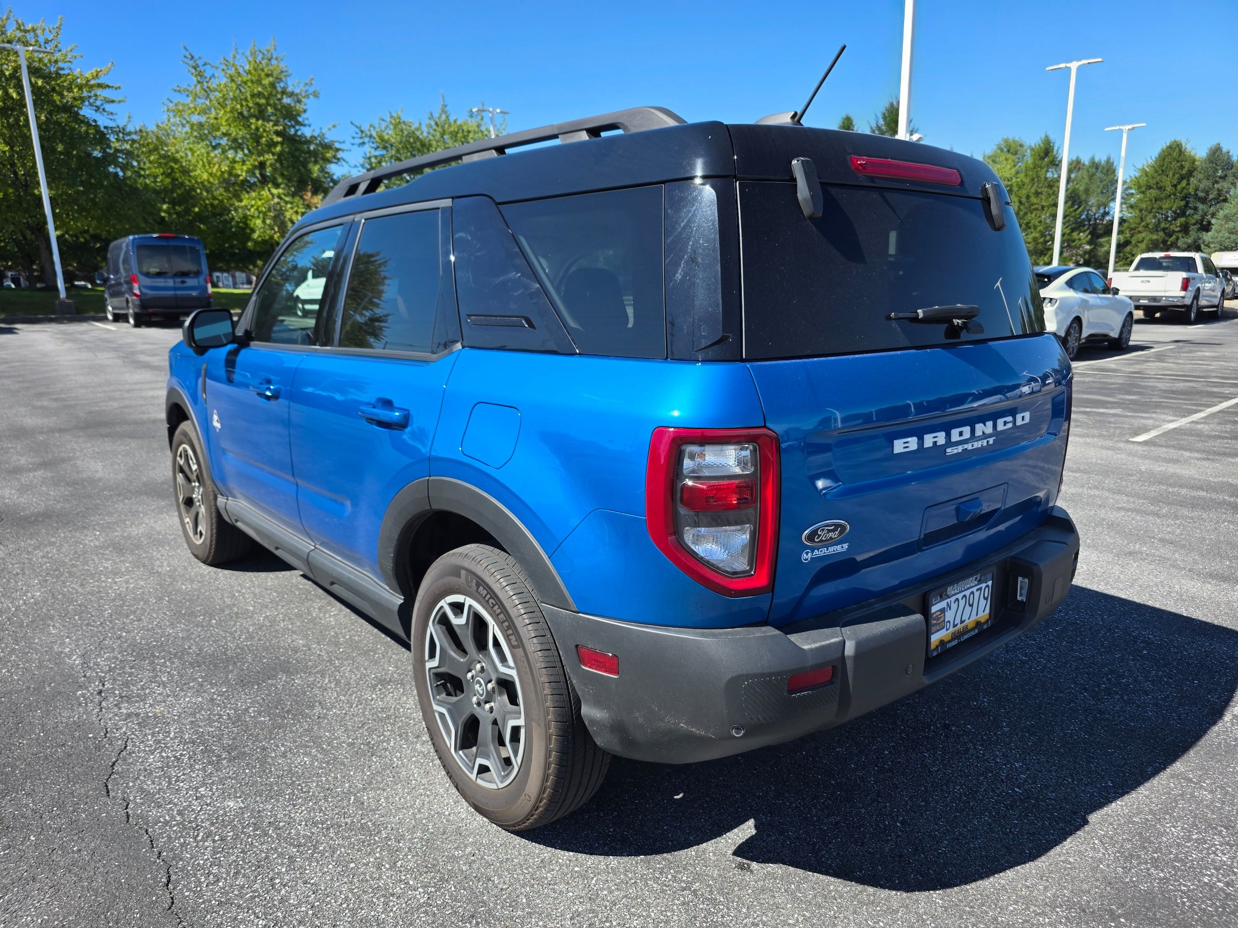 Certified 2025 Ford Bronco Sport Outer Banks w/ Outer Banks Tech Package+ AWD/4WD image 3