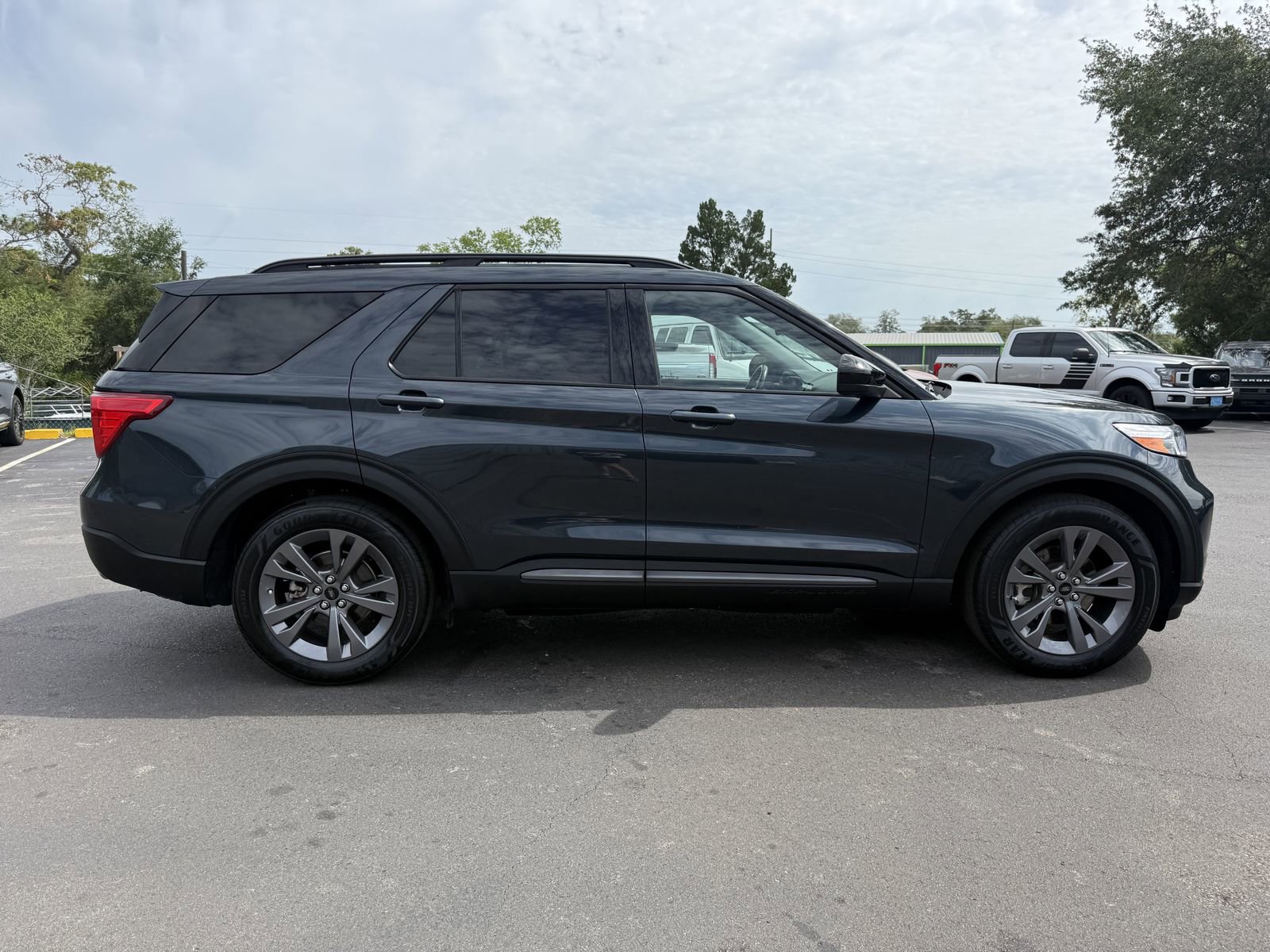 Certified 2022 Ford Explorer XLT w/ Equipment Group 202A RWD image 3