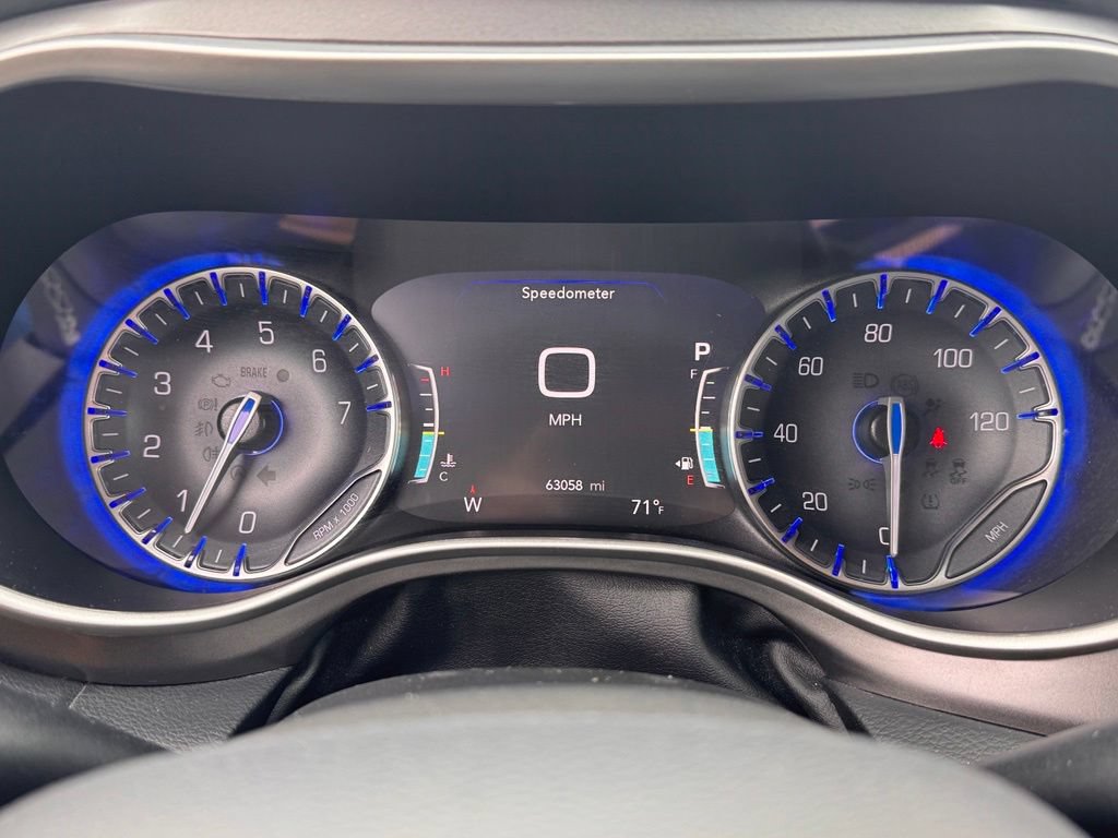Used 2023 Chrysler Pacifica Touring-L FWD image 10