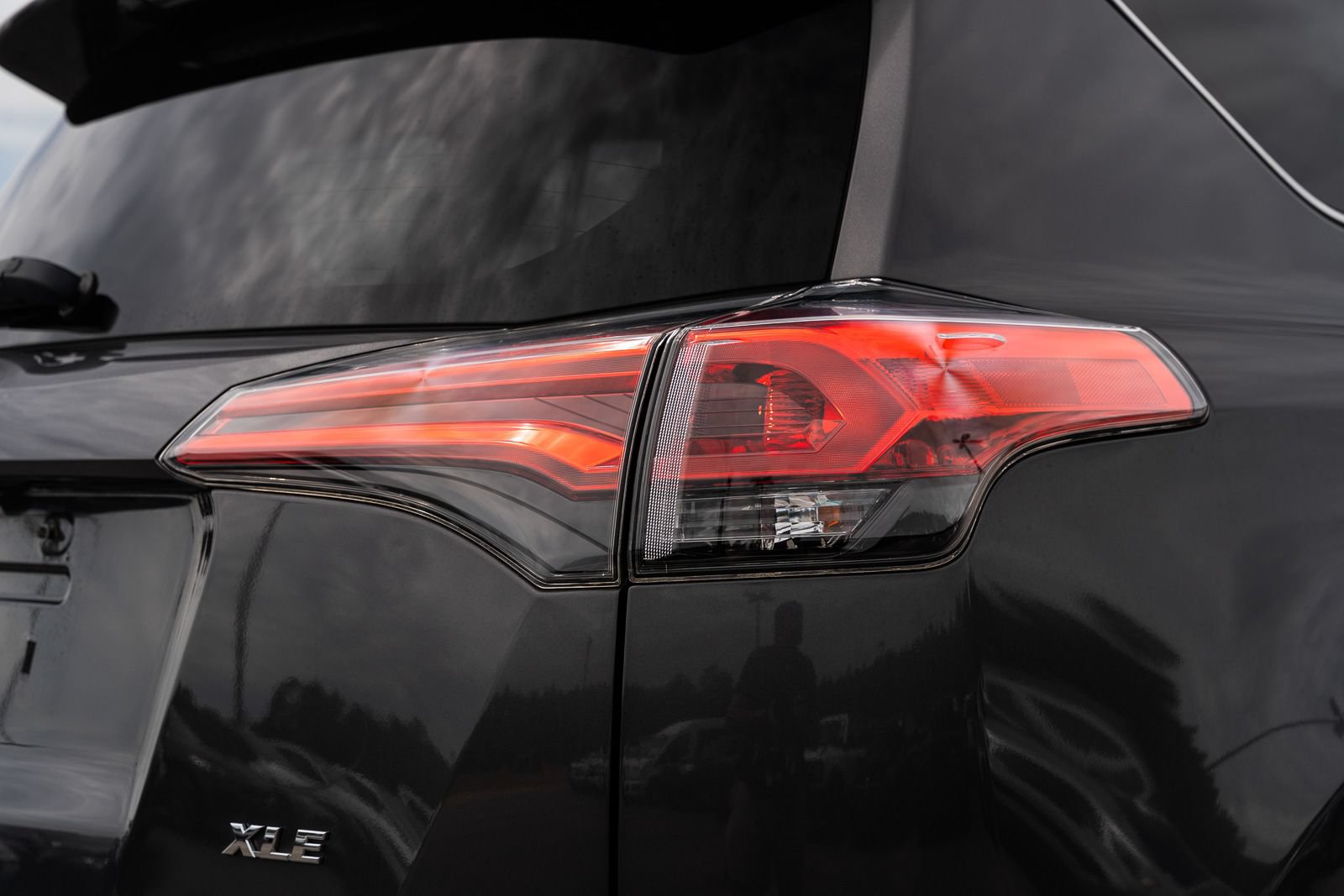 Used 2018 Toyota RAV4 XLE w/ Plus Extra Value Package FWD image 14