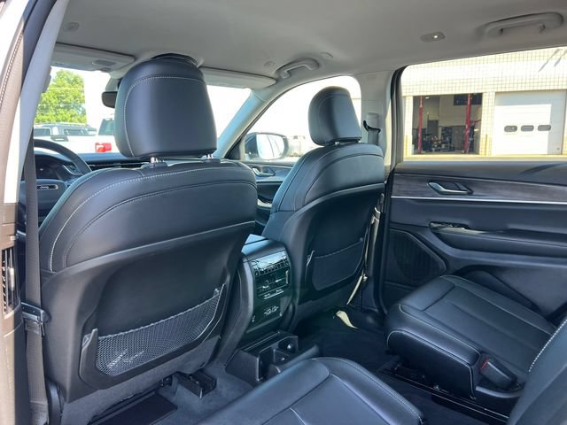 Used 2023 Jeep Grand Cherokee L Limited AWD/4WD image 39