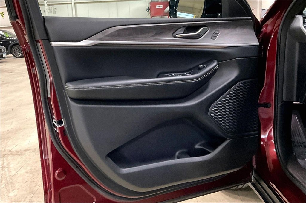 Used 2024 Jeep Grand Cherokee Limited image 21