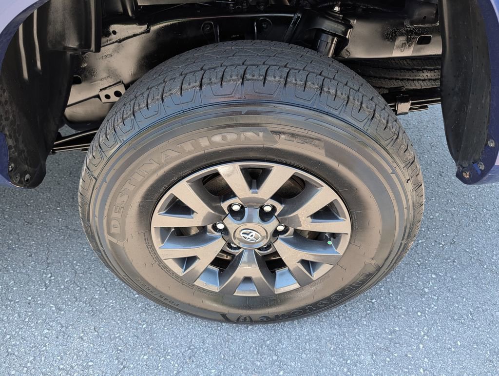 Used 2022 Toyota Tacoma SR5 AWD/4WD image 32