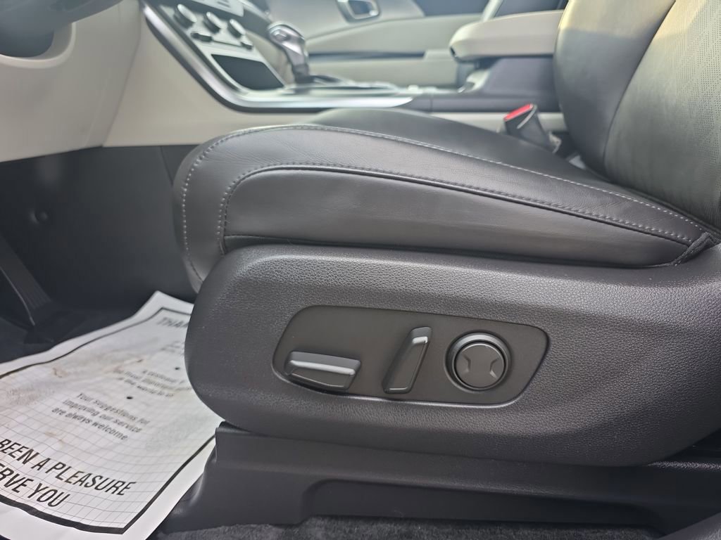 Used 2023 Kia Carnival LX FWD image 16