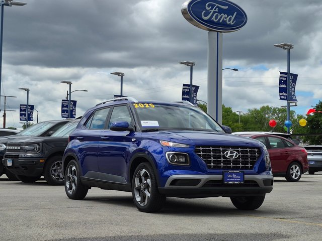 Used 2025 Hyundai Venue SEL FWD image 2