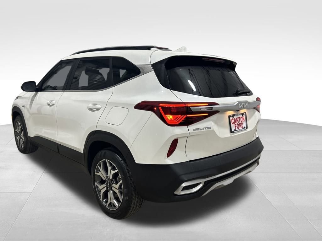 Used 2022 Kia Seltos EX image 3