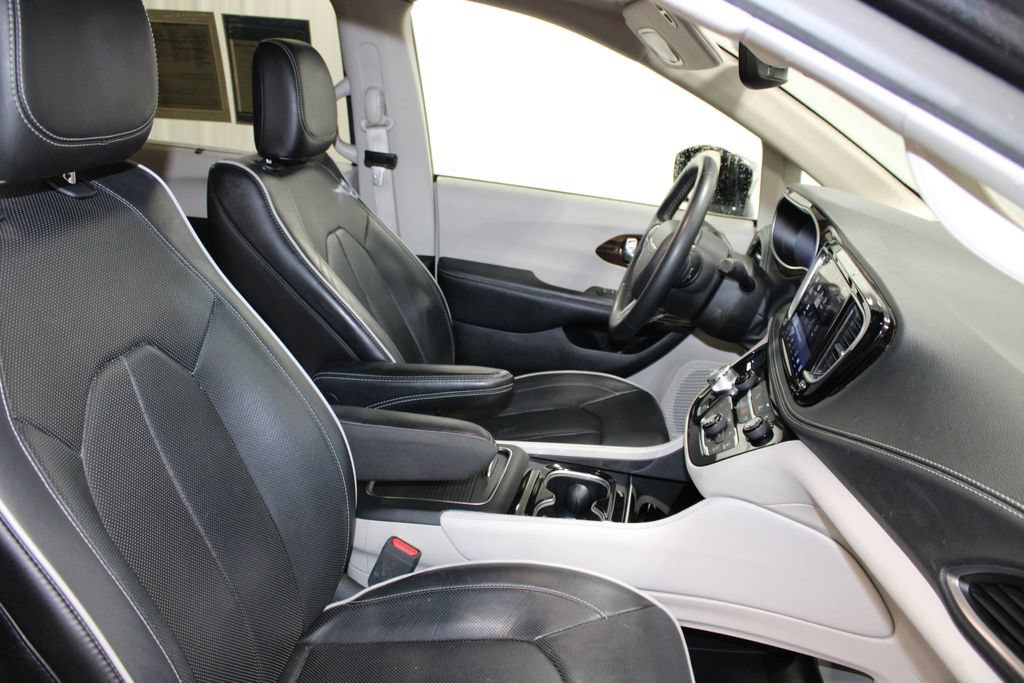 Used 2023 Chrysler Pacifica Limited FWD image 31