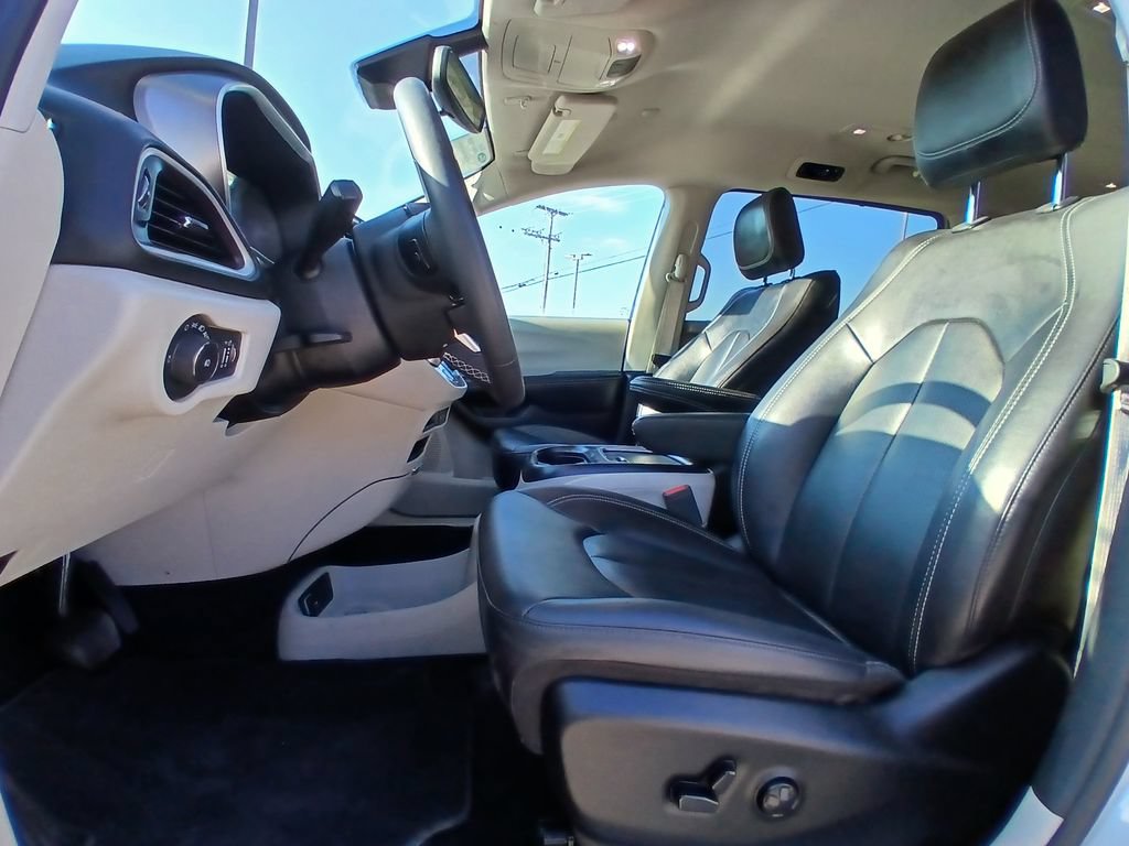 Used 2024 Chrysler Pacifica Touring-L FWD image 9