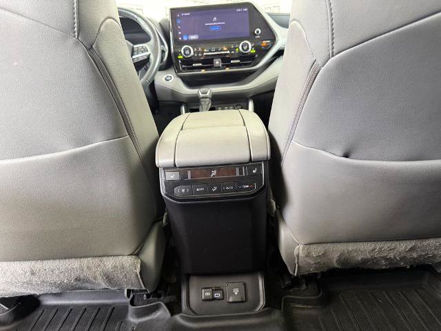 Used 2023 Toyota Highlander Platinum FWD image 14