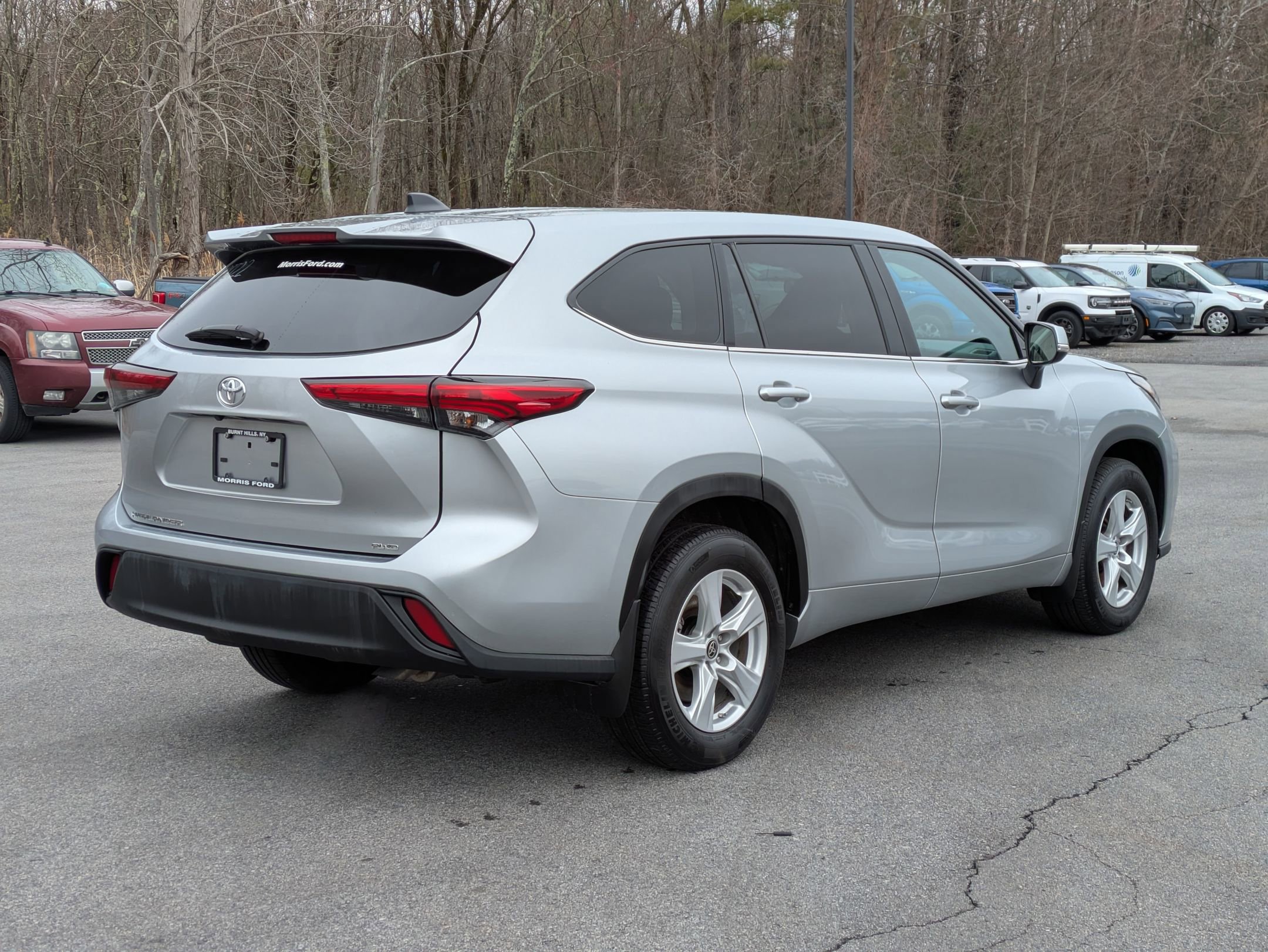 Used 2023 Toyota Highlander LE AWD/4WD image 3