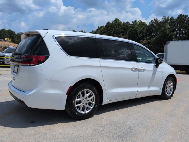 Used 2024 Chrysler Pacifica Touring-L FWD image 4