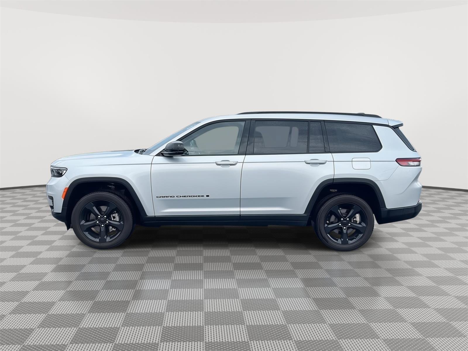 Used 2025 Jeep Grand Cherokee L Altitude AWD/4WD image 8