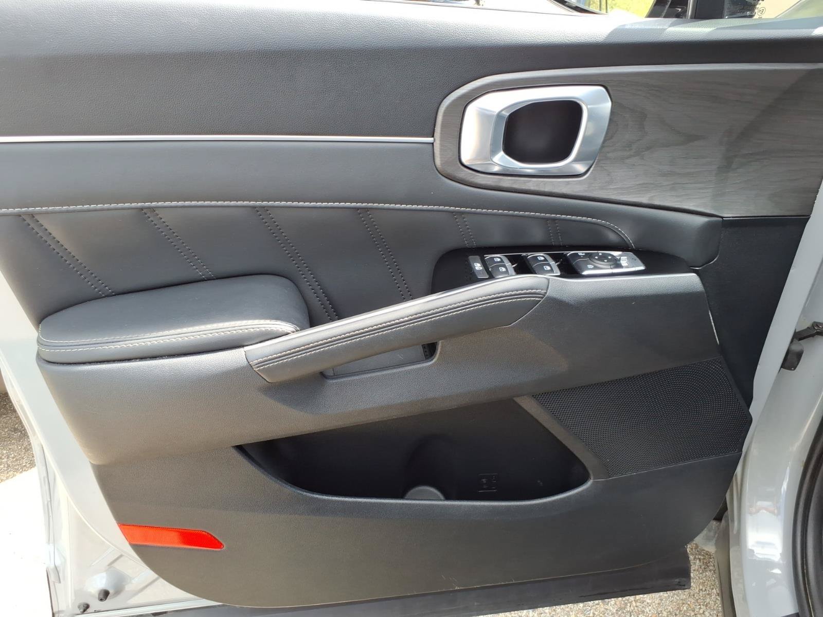 Used 2025 Kia Sorento SX AWD/4WD image 14