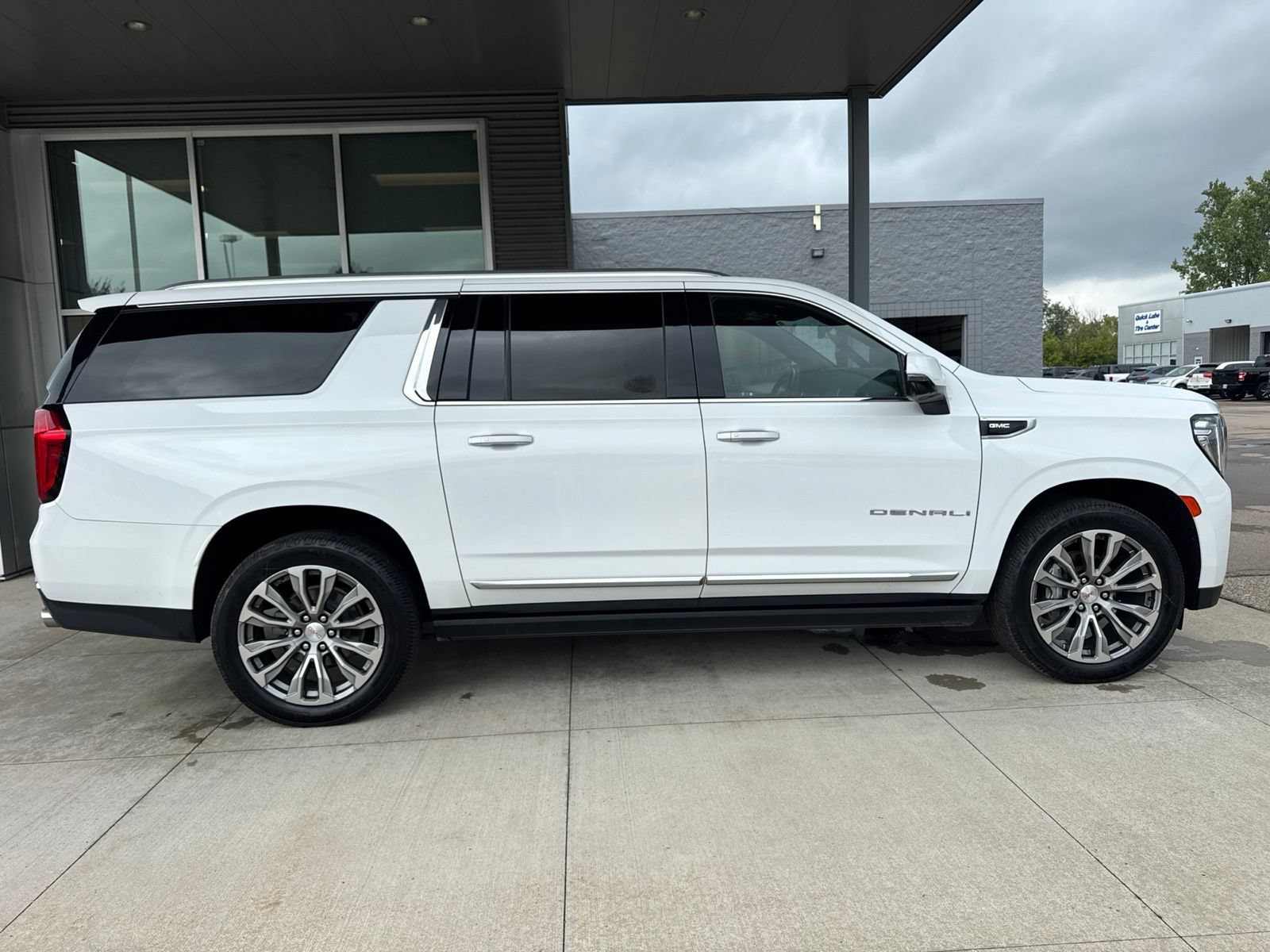 Used 2021 GMC Yukon XL Denali w/ Denali Premium Package AWD/4WD image 9