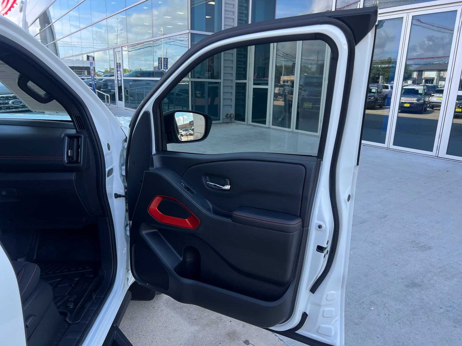 Used 2025 Nissan Frontier PRO-4X AWD/4WD image 17