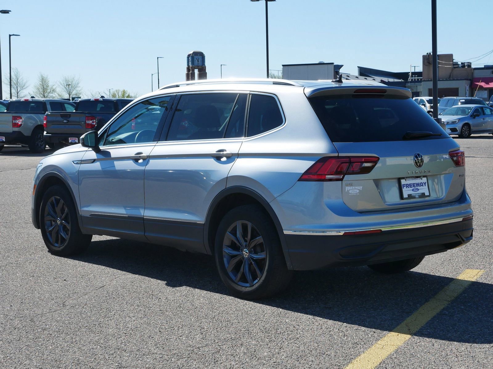Used 2024 Volkswagen Tiguan SE AWD/4WD image 3