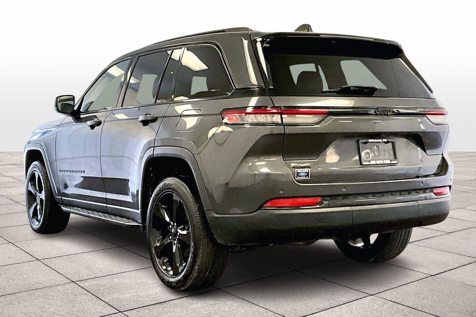 Used 2023 Jeep Grand Cherokee Altitude image 4
