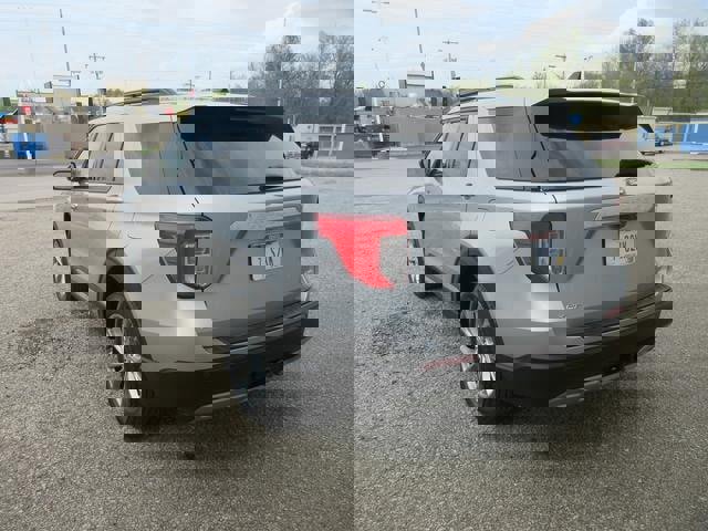 Certified 2022 Ford Explorer XLT w/ Equipment Group 202A image 3