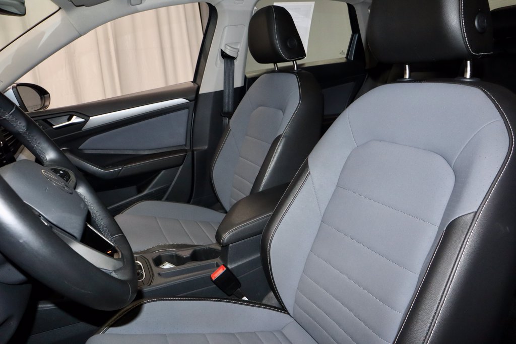 Used 2025 Volkswagen Jetta SE FWD image 26