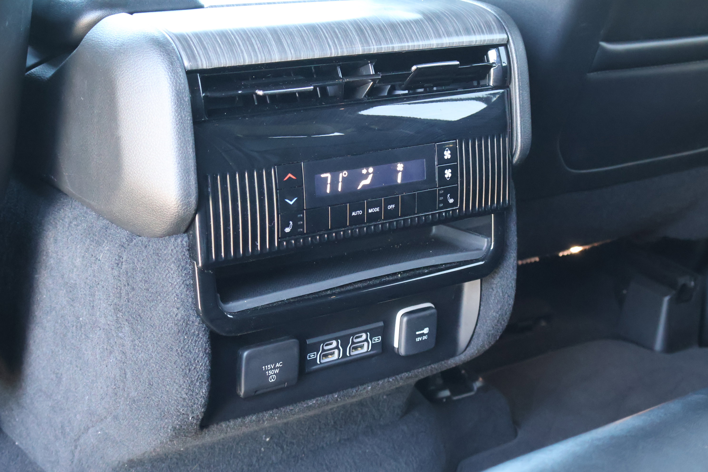 Used 2024 Jeep Wagoneer Series II w/ Flexible Seating Group image 35