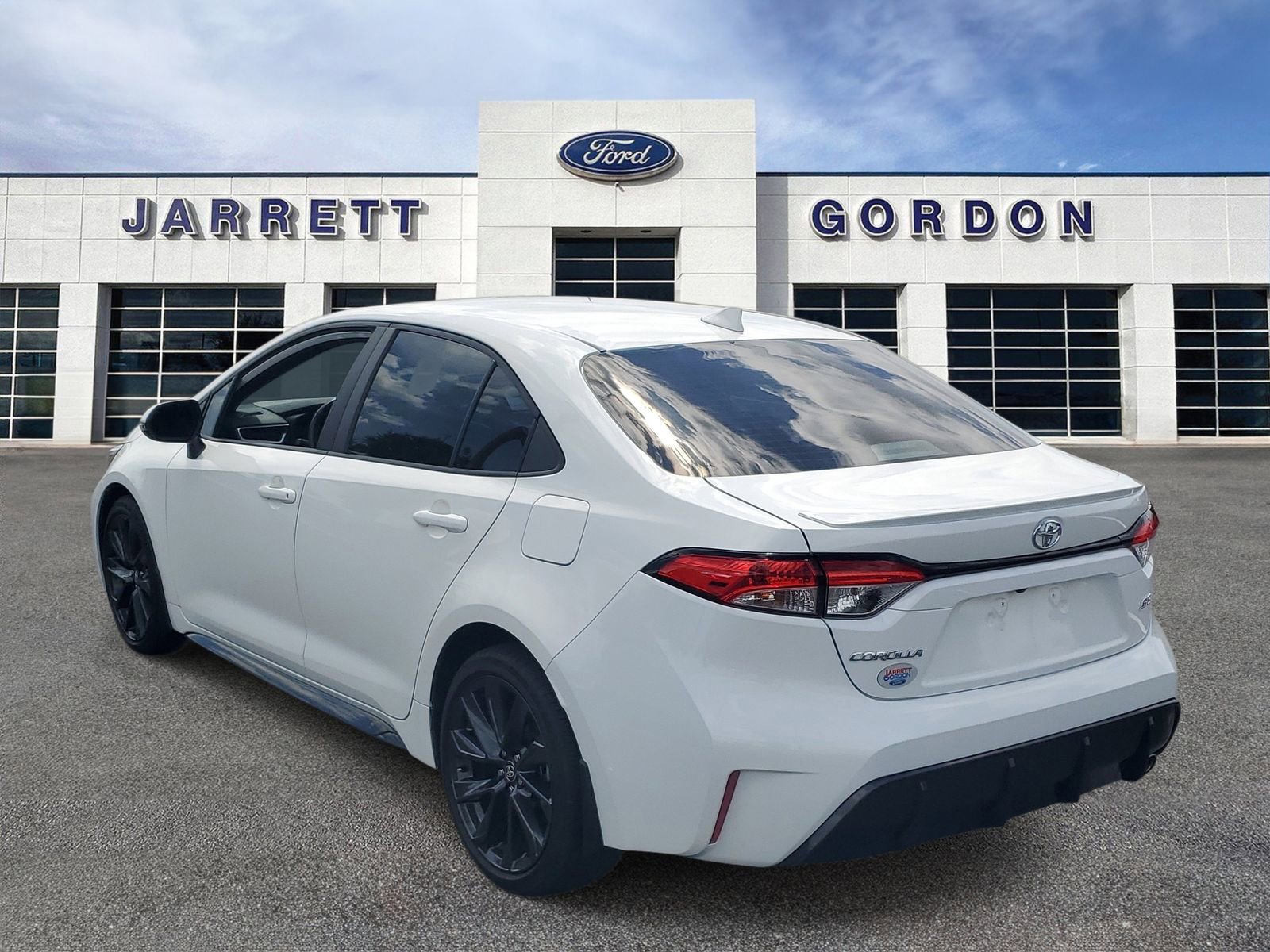 Used 2024 Toyota Corolla SE FWD image 3