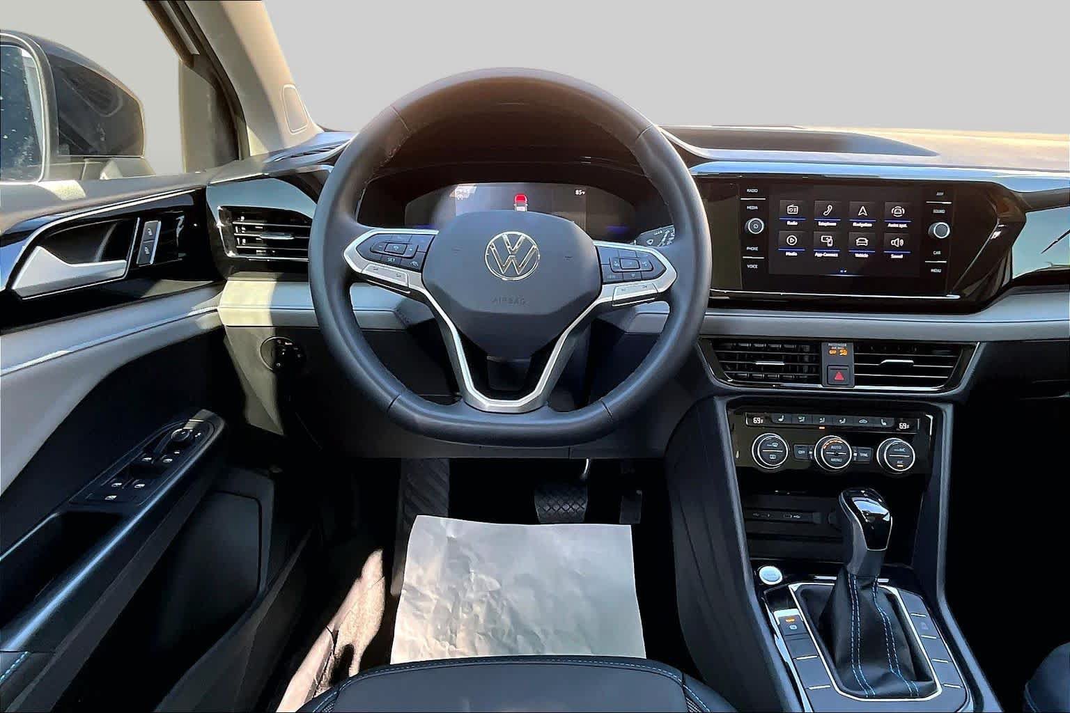 Used 2024 Volkswagen Taos SE w/ MDO Package FWD image 8