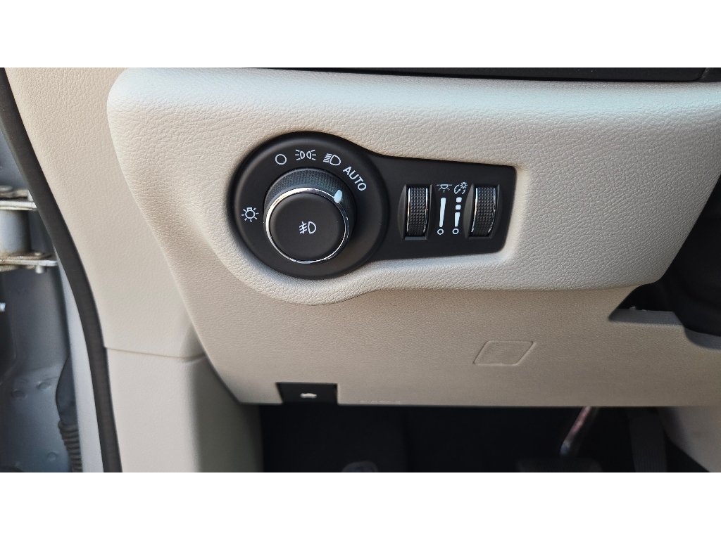 Used 2024 Chrysler Pacifica Touring-L FWD image 41