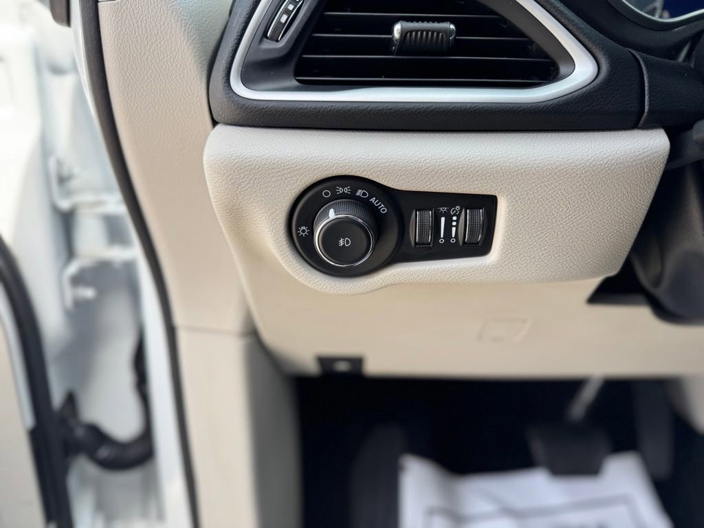 Used 2023 Chrysler Pacifica Touring-L image 15