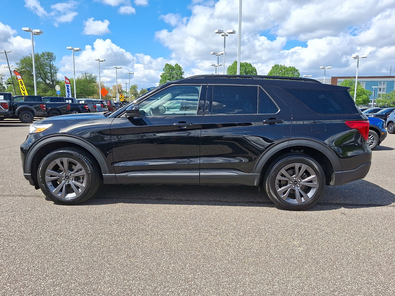 Certified 2023 Ford Explorer XLT w/ Equipment Group 202A AWD/4WD image 6