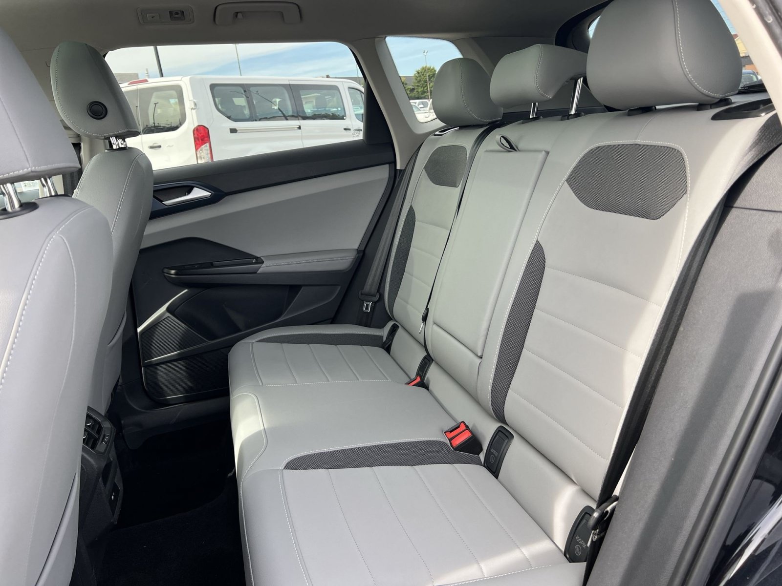 Used 2024 Volkswagen Taos SE w/ Panoramic Sunroof Package FWD image 24
