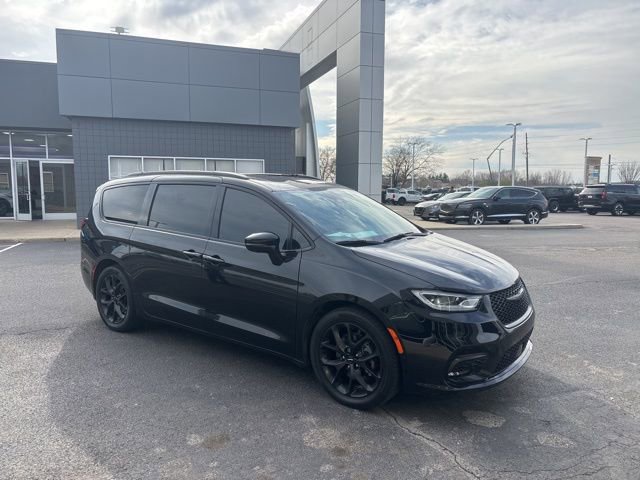 Used 2023 Chrysler Pacifica Limited w/ Uconnect Theater Family Group image 1