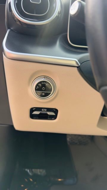 Used 2025 Mercedes-Benz C 300 4MATIC Sedan image 11