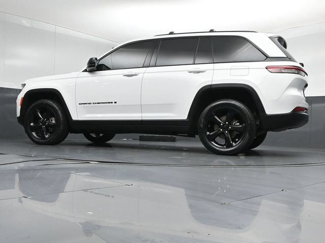 Used 2023 Jeep Grand Cherokee Limited w/ Black Appearance Package AWD/4WD image 40