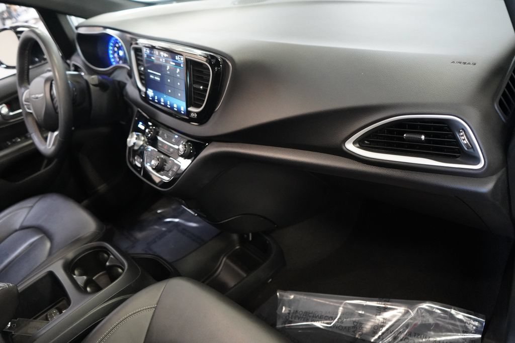 Used 2025 Chrysler Pacifica Select FWD image 18