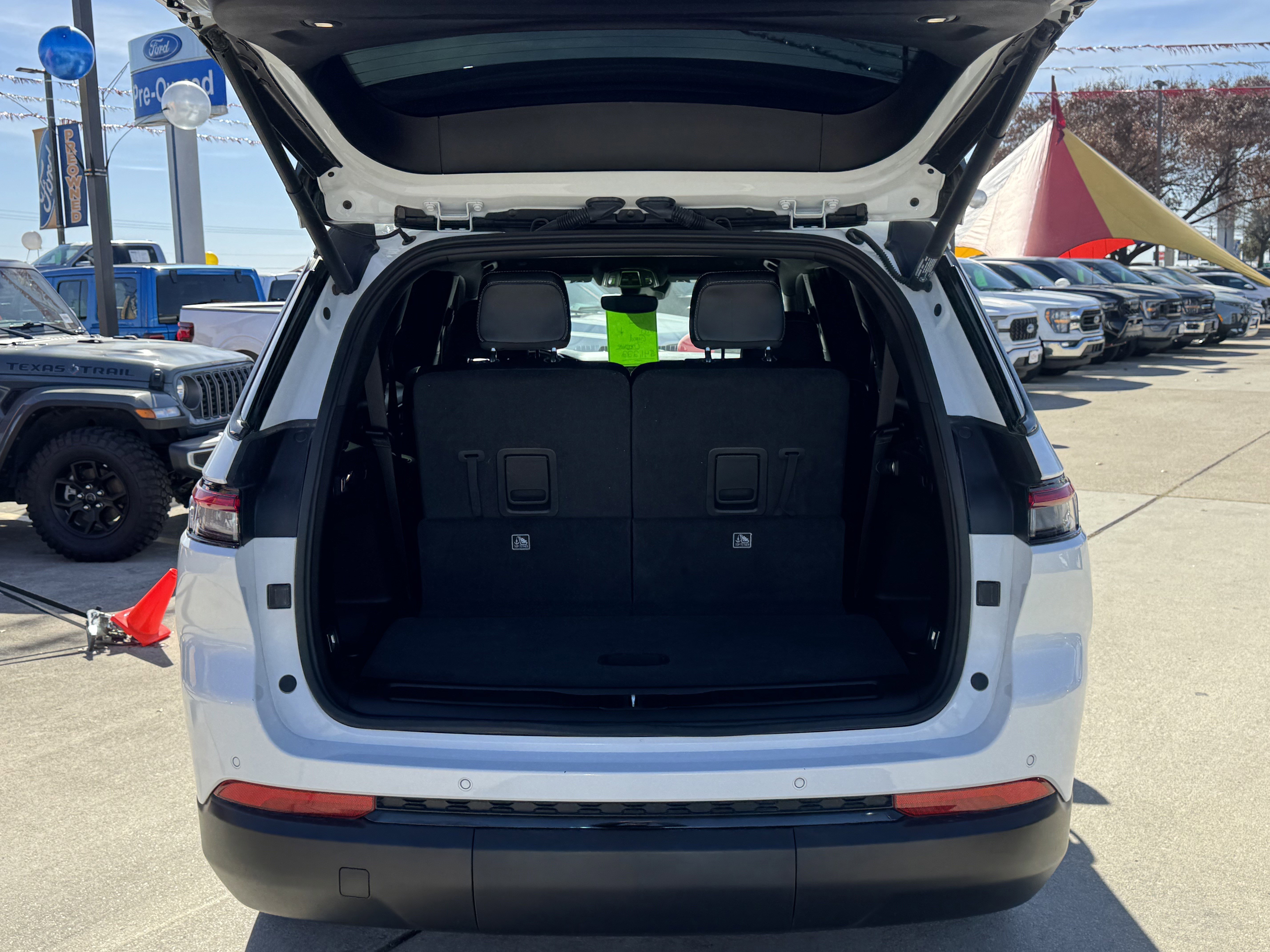 Used 2025 Jeep Grand Cherokee L Laredo image 12