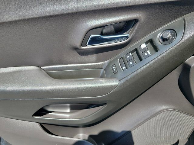Used 2017 Chevrolet Trax LT w/ LT Convenience Package FWD image 16