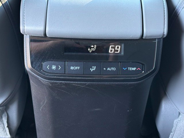 Used 2023 Toyota Highlander XLE FWD image 13