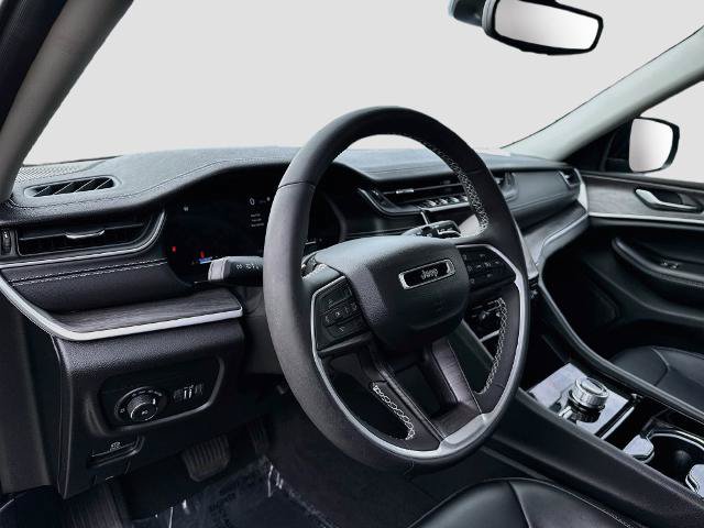 Used 2023 Jeep Grand Cherokee Limited w/ Black Appearance Package AWD/4WD image 9