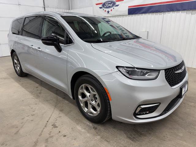 Used 2024 Chrysler Pacifica Limited FWD image 2