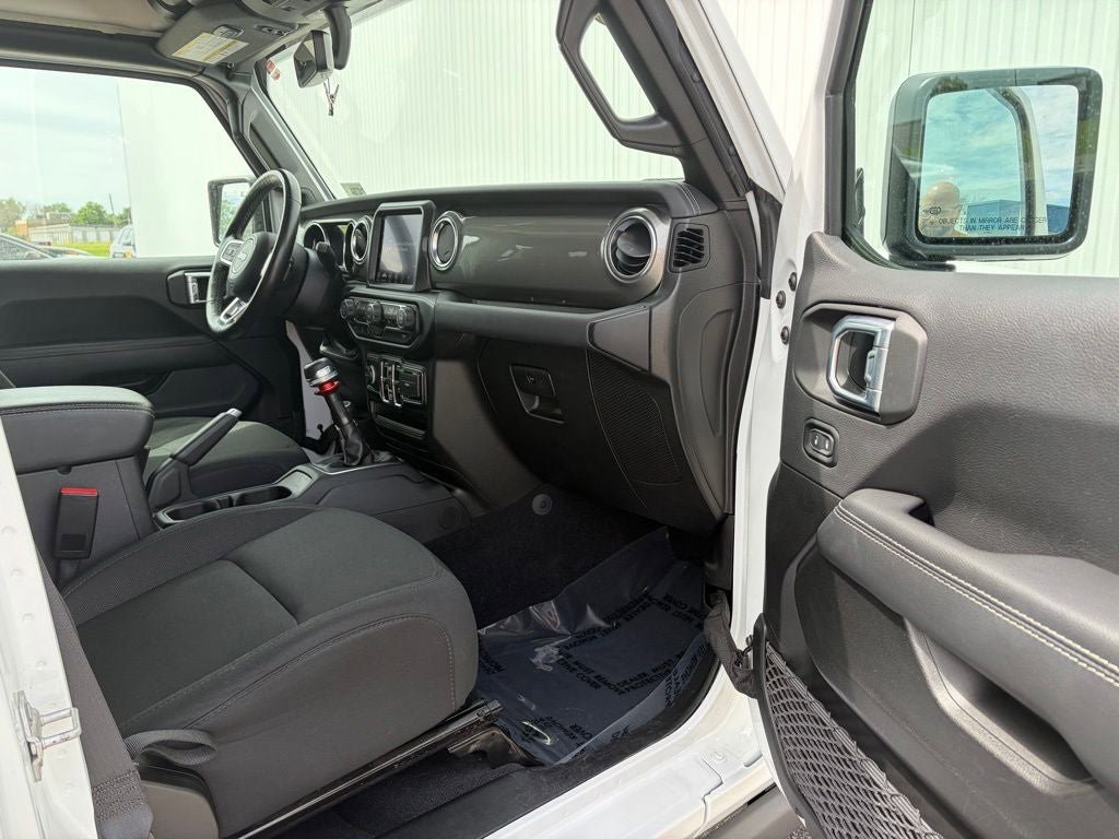 Used 2022 Jeep Gladiator Overland w/ Cold Weather Group AWD/4WD image 19