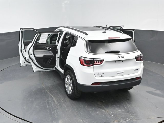 Used 2025 Jeep Compass Latitude w/ Sun & Sound Group AWD/4WD image 26