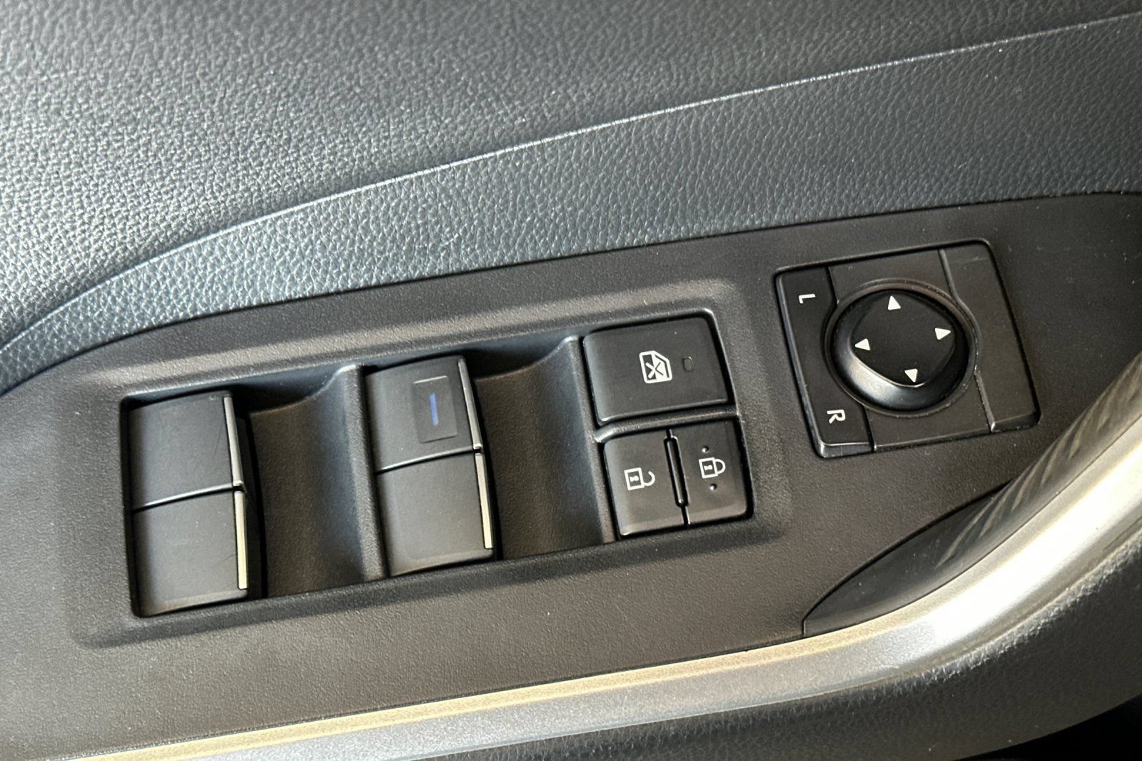 Used 2019 Toyota RAV4 Limited w/ Advanced Technology Package AWD/4WD image 11
