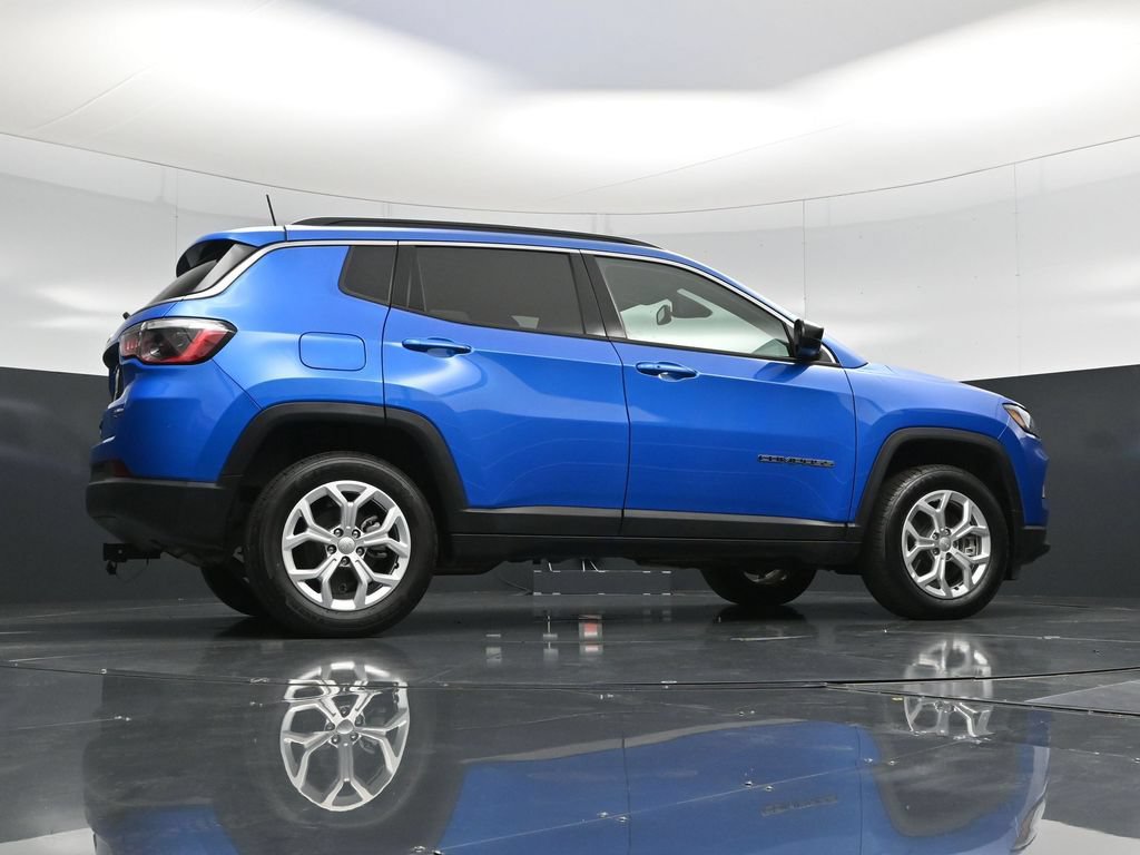 Used 2024 Jeep Compass Latitude w/ Convenience Group AWD/4WD image 45