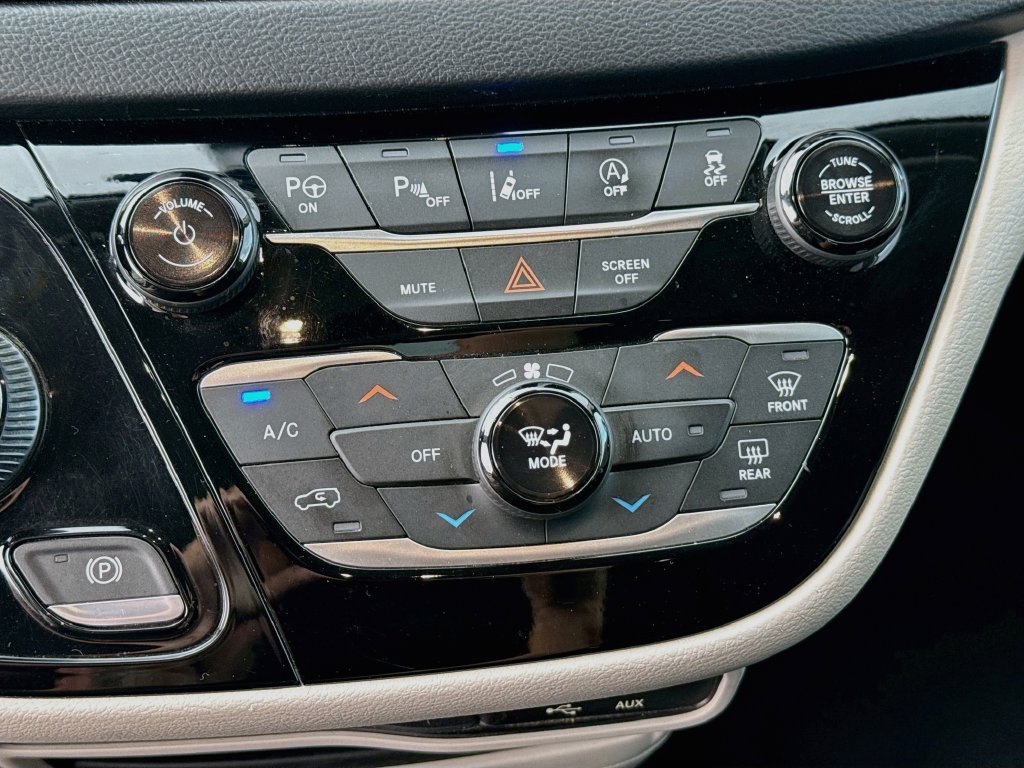 Used 2019 Chrysler Pacifica Touring Plus w/ Advanced Safetytec Group FWD image 16