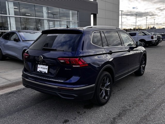 Used 2024 Volkswagen Tiguan SE w/ Panoramic Sunroof Package image 3